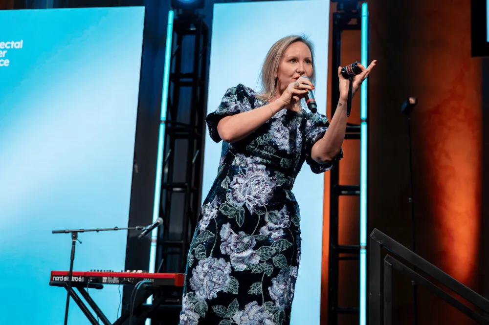 Auctioneer Caroline Ervin keeps the energy high while leading guests through an exciting live auction for the cause.