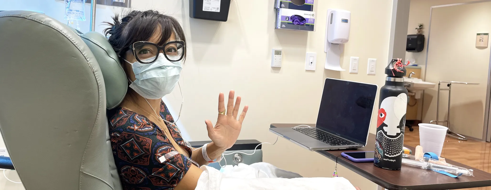 Woman waving chair chemo (2)