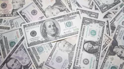 dinero en la mesa