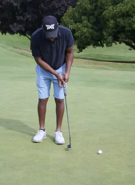 darius rucker tees off at bottoms up golf event