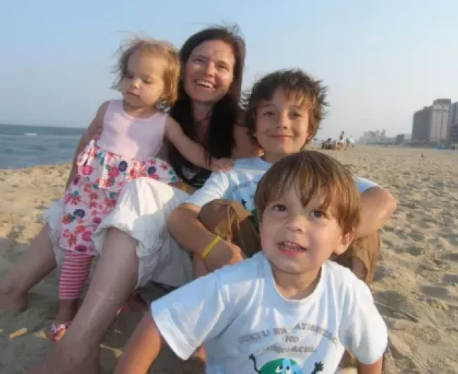 Elika Anne Hemphill con su familia