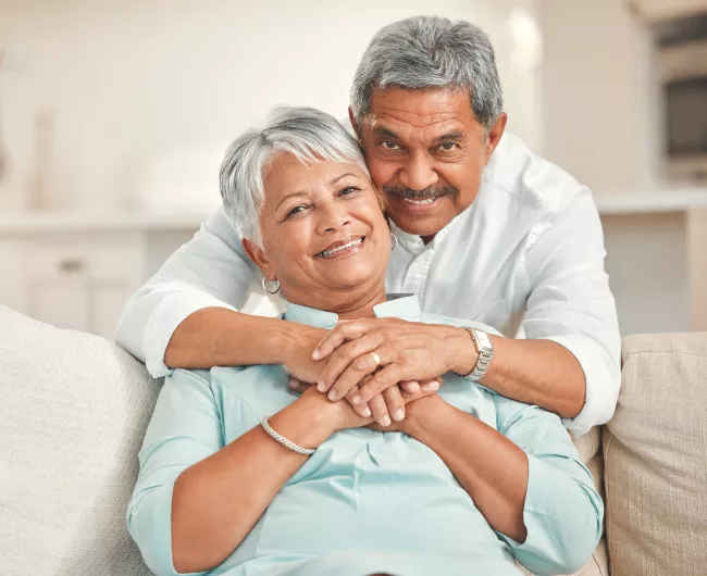 pareja de ancianos abrazándose