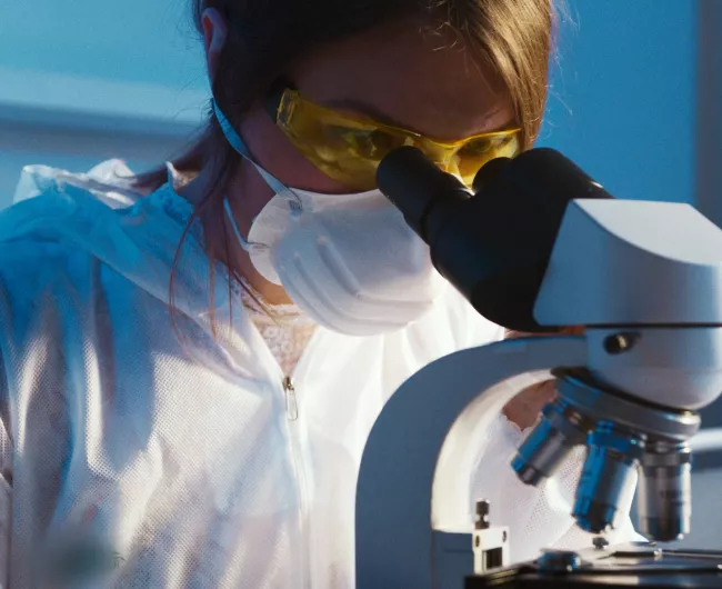female_scientist_at_microscope